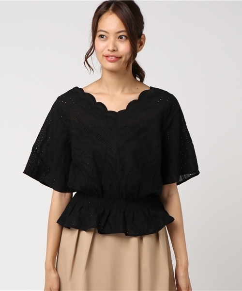 mysty woman（ミスティウーマン）の「綿ローン×スカラップ刺繍Vネックブラウス（シャツ/ブラウス・レディース・ブラック/ピンクベージュ/オフホワイト/パープル・FREE）」の6枚目の写真