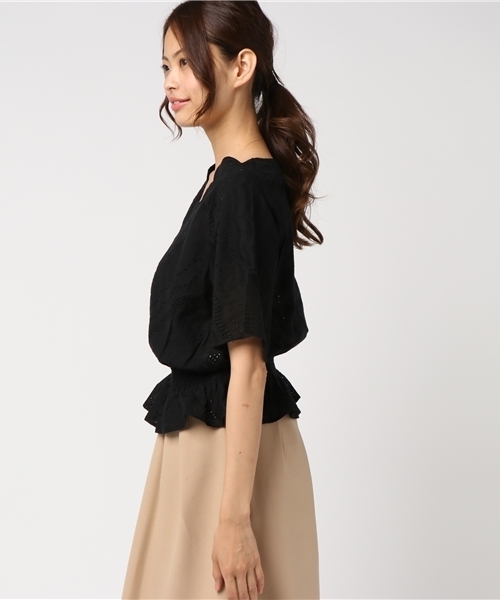 mysty woman（ミスティウーマン）の「綿ローン×スカラップ刺繍Vネックブラウス（シャツ/ブラウス・レディース・ブラック/ピンクベージュ/オフホワイト/パープル・FREE）」の7枚目の写真