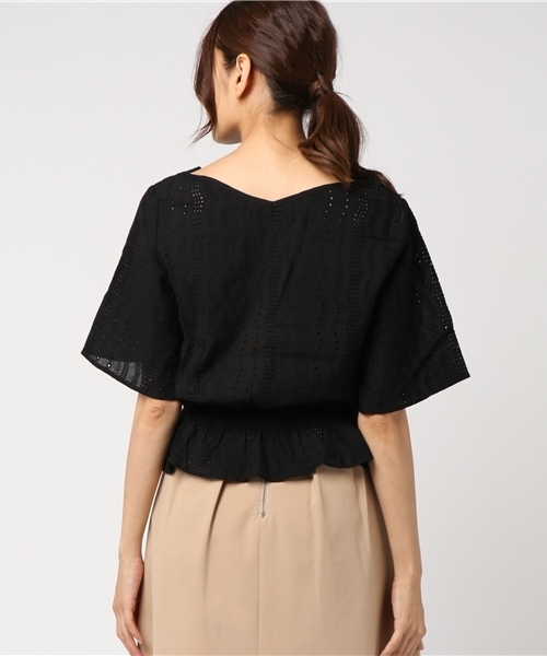 mysty woman（ミスティウーマン）の「綿ローン×スカラップ刺繍Vネックブラウス（シャツ/ブラウス・レディース・ブラック/ピンクベージュ/オフホワイト/パープル・FREE）」の8枚目の写真