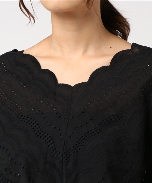 mysty woman（ミスティウーマン）の「綿ローン×スカラップ刺繍Vネックブラウス（シャツ/ブラウス・レディース・ブラック/ピンクベージュ/オフホワイト/パープル・FREE）」の9枚目の写真