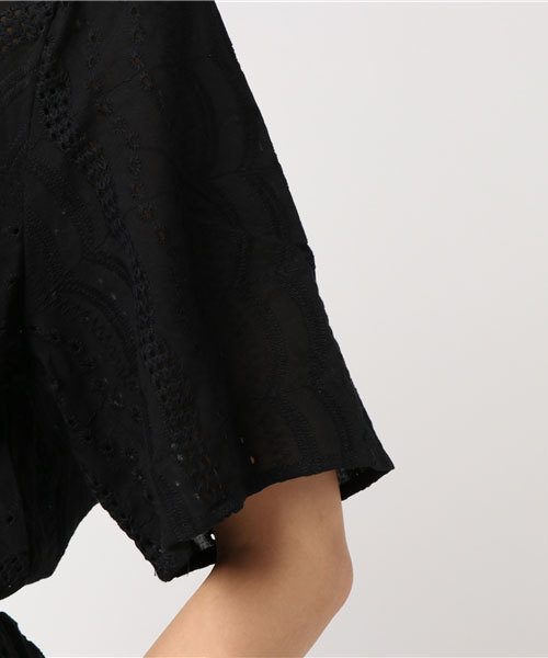 mysty woman（ミスティウーマン）の「綿ローン×スカラップ刺繍Vネックブラウス（シャツ/ブラウス・レディース・ブラック/ピンクベージュ/オフホワイト/パープル・FREE）」の10枚目の写真