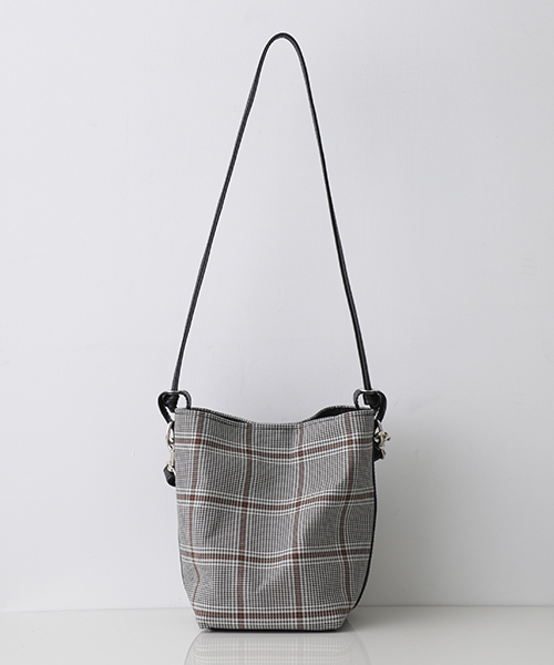 STUDIOUS（ステュディオス）の「【STUDIOUS】トライアングル巾着バッグ（ショルダーバッグ・レディース・ブラック/マルチ/バーガンディー・FREE）」の6枚目の写真