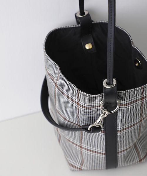 STUDIOUS（ステュディオス）の「【STUDIOUS】トライアングル巾着バッグ（ショルダーバッグ・レディース・ブラック/マルチ/バーガンディー・FREE）」の8枚目の写真