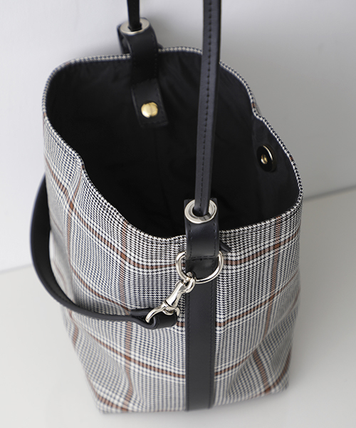 STUDIOUS（ステュディオス）の「【STUDIOUS】トライアングル巾着バッグ（ショルダーバッグ・レディース・ブラック/マルチ/バーガンディー・FREE）」の9枚目の写真