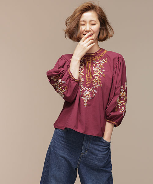 NANO universe（ナノユニバース）の「刺繍ギャザースリーブブラウス