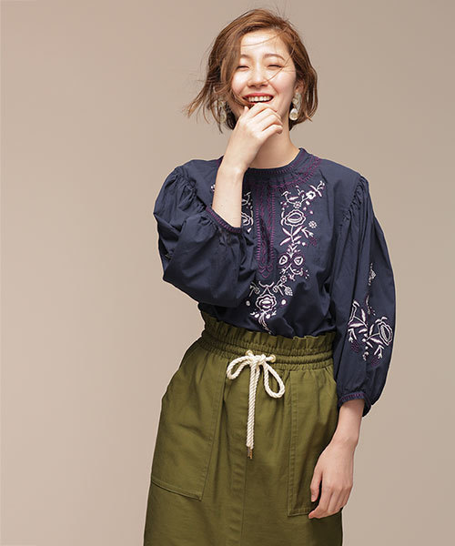 NANO universe（ナノユニバース）の「刺繍ギャザースリーブブラウス