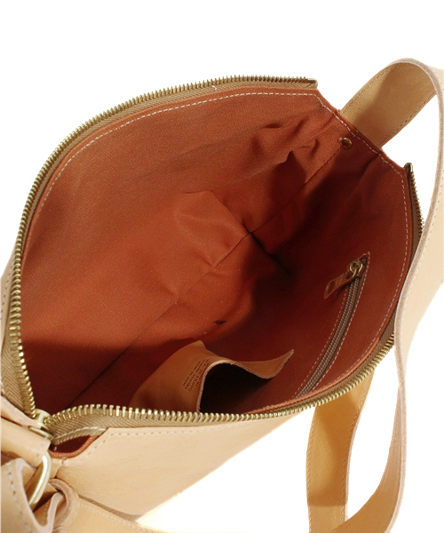 IL BISONTE(イルビゾンテ)の「IL BISONTE / ORIGINAL LEATHER / SHOULDER BAG(ショルダーバッグ・レディース・ブラック/ダークブラウン/グレー/ネイビー/ナチュラル/ライトブラウン・FREE)」の15枚目の写真