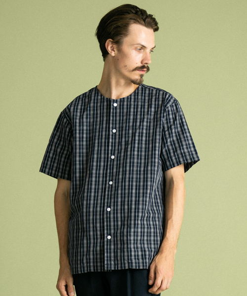 UNITED TOKYO(ユナイテッドトウキョウ)の「柄ノーカラーショートスリーブシャツ(シャツ/ブラウス・メンズ・ブラック/ブルー/ネイビー・1/2/3)」の1枚目の写真