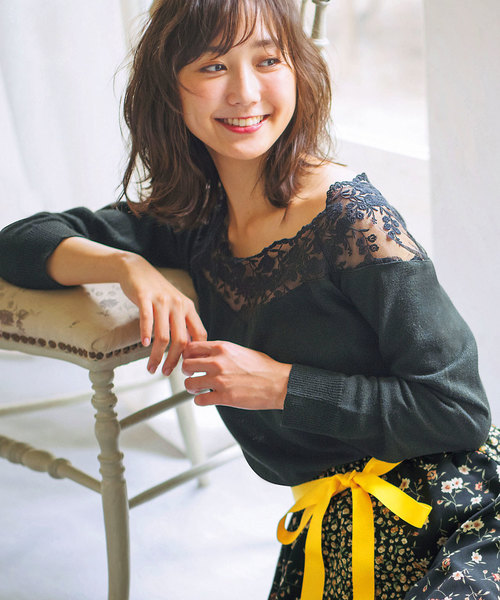 GeeRA（ジーラ）の「デコルテスカラレースニット（ニット/セーター・レディース・ブラック/パープル・X-LARGE/SMALL/LARGE/MEDIUM）」の2枚目の写真
