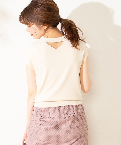 natural couture(ナチュラルクチュール)の「前後2WAY三角あきニット(ニット/セーター・レディース・ブラック/オフホワイト/ピンクベージュ・FREE)」の2枚目の写真