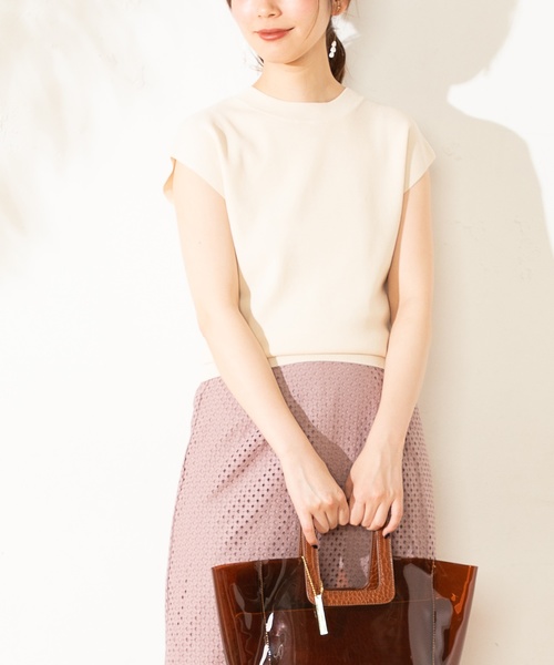 natural couture(ナチュラルクチュール)の「前後2WAY三角あきニット(ニット/セーター・レディース・ブラック/オフホワイト/ピンクベージュ・FREE)」の6枚目の写真