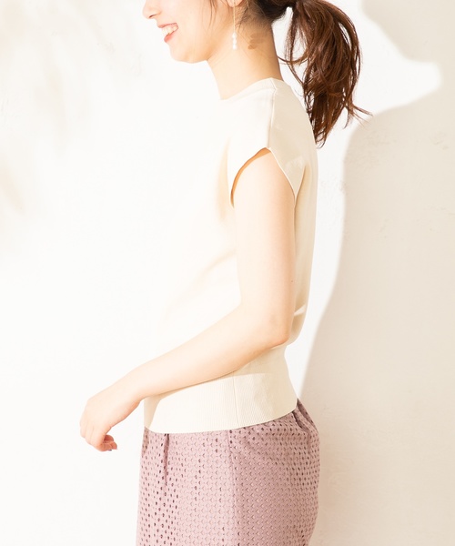 natural couture(ナチュラルクチュール)の「前後2WAY三角あきニット(ニット/セーター・レディース・ブラック/オフホワイト/ピンクベージュ・FREE)」の12枚目の写真