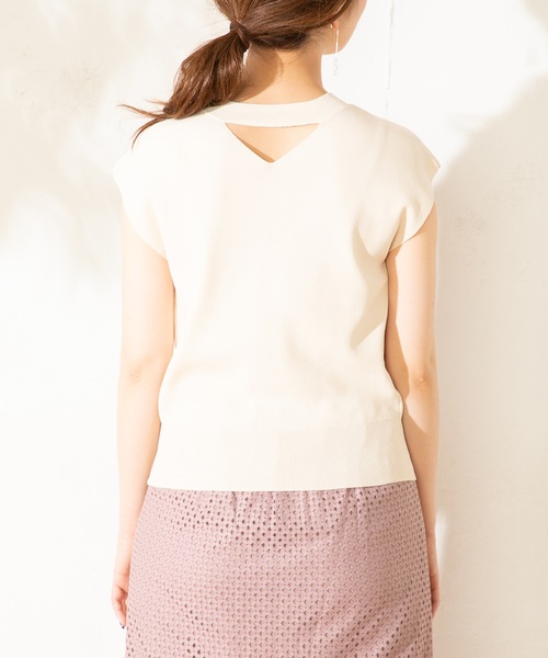 natural couture(ナチュラルクチュール)の「前後2WAY三角あきニット(ニット/セーター・レディース・ブラック/オフホワイト/ピンクベージュ・FREE)」の13枚目の写真