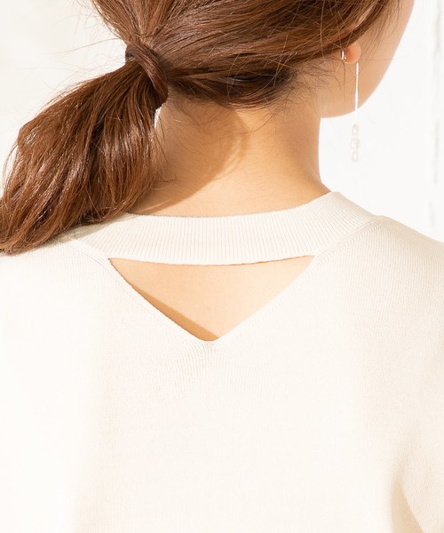 natural couture(ナチュラルクチュール)の「前後2WAY三角あきニット(ニット/セーター・レディース・ブラック/オフホワイト/ピンクベージュ・FREE)」の14枚目の写真