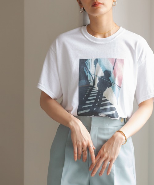ADAM ET ROPE'（アダムエロペ）の「フォトグラファーＴＥＥ（Tシャツ/カットソー・レディース・ホワイト/ホワイト系その他・FREE）」の2枚目の写真