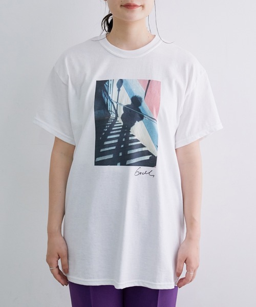 ADAM ET ROPE'（アダムエロペ）の「フォトグラファーＴＥＥ（Tシャツ/カットソー・レディース・ホワイト/ホワイト系その他・FREE）」の10枚目の写真