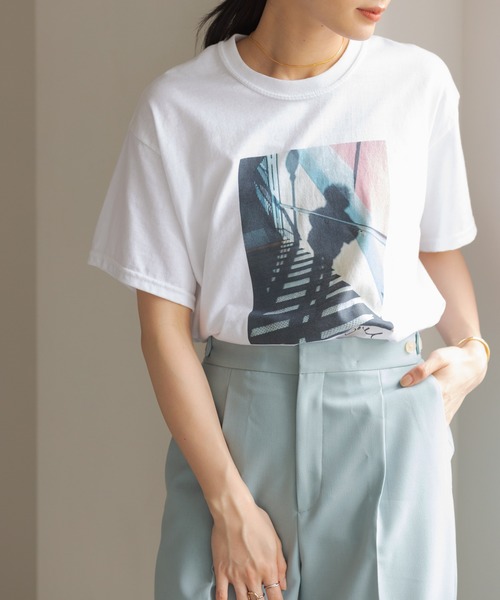 ADAM ET ROPE'（アダムエロペ）の「フォトグラファーＴＥＥ（Tシャツ/カットソー・レディース・ホワイト/ホワイト系その他・FREE）」の15枚目の写真
