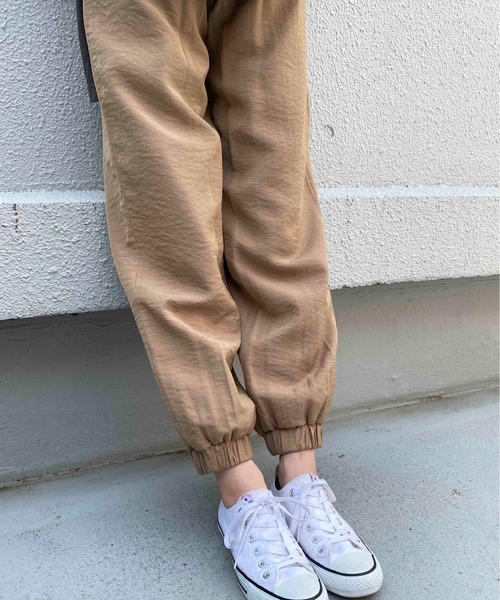 PICCIN(ピッチン)の「マットサテンジョガーパンツ(その他パンツ・レディース・キャメル/グレイッシュベージュ・M/L)」の1枚目の写真