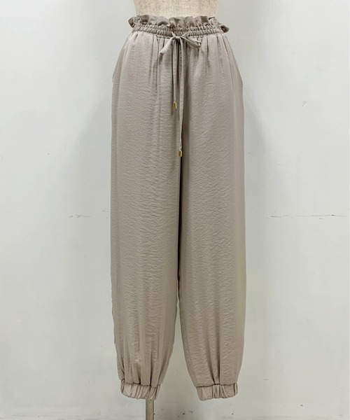 PICCIN(ピッチン)の「マットサテンジョガーパンツ(その他パンツ・レディース・キャメル/グレイッシュベージュ・M/L)」の19枚目の写真