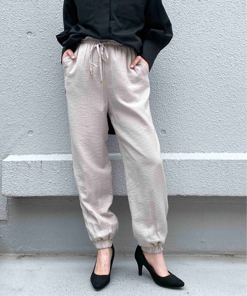 PICCIN(ピッチン)の「マットサテンジョガーパンツ(その他パンツ・レディース・キャメル/グレイッシュベージュ・M/L)」の3枚目の写真