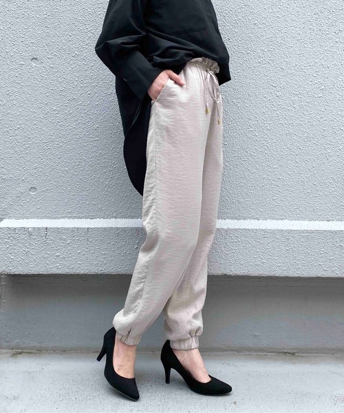 PICCIN(ピッチン)の「マットサテンジョガーパンツ(その他パンツ・レディース・キャメル/グレイッシュベージュ・M/L)」の4枚目の写真