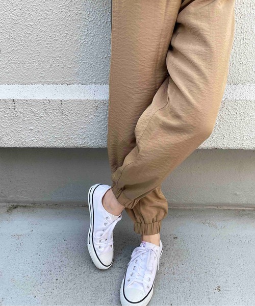 PICCIN(ピッチン)の「マットサテンジョガーパンツ(その他パンツ・レディース・キャメル/グレイッシュベージュ・M/L)」の14枚目の写真