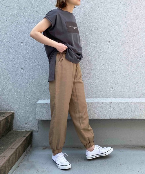 PICCIN(ピッチン)の「マットサテンジョガーパンツ(その他パンツ・レディース・キャメル/グレイッシュベージュ・M/L)」の17枚目の写真