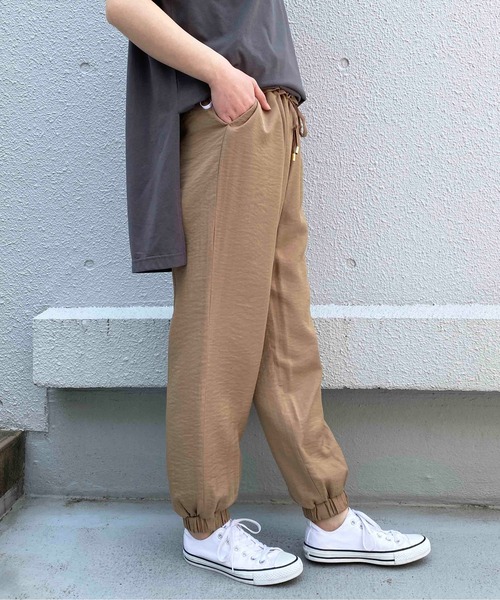 PICCIN(ピッチン)の「マットサテンジョガーパンツ(その他パンツ・レディース・キャメル/グレイッシュベージュ・M/L)」の12枚目の写真