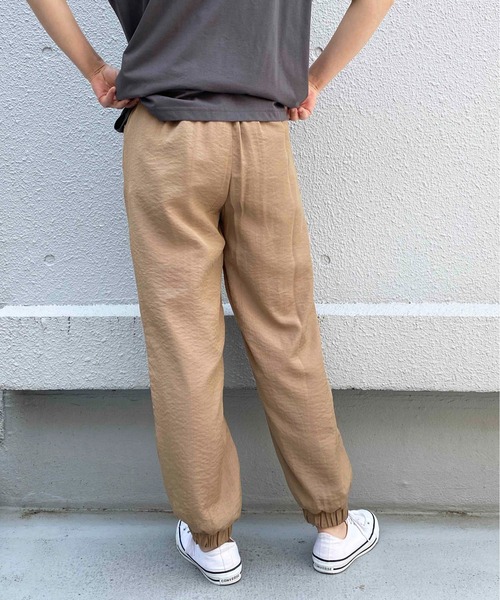 PICCIN(ピッチン)の「マットサテンジョガーパンツ(その他パンツ・レディース・キャメル/グレイッシュベージュ・M/L)」の13枚目の写真