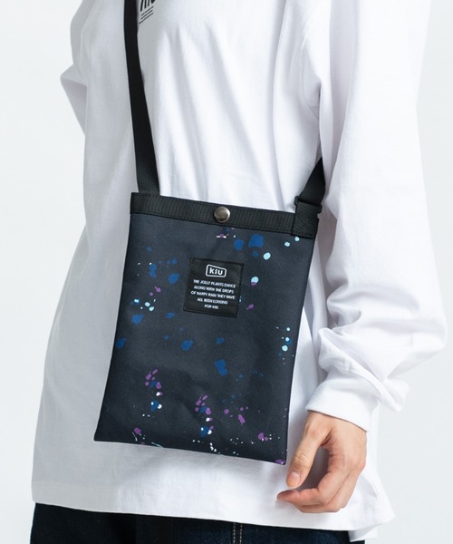 KiU（キウ）の「600D サコッシュ ミニ（ショルダーバッグ・レディース・ブラック/アニマル/ホワイト系その他/ブラック系その他/グレー系その他/その他10/ブラック系その他2/カラフル/ブルー系その他/ブラック系その他3/タイガーカモ/ブラック×カーキ/ブルー系その他2/ベージュ系その他/レオパード・FREE）」の3枚目の写真