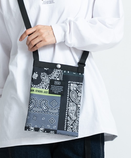 KiU（キウ）の「600D サコッシュ ミニ（ショルダーバッグ・レディース・ブラック/アニマル/ホワイト系その他/ブラック系その他/グレー系その他/その他10/ブラック系その他2/カラフル/ブルー系その他/ブラック系その他3/タイガーカモ/ブラック×カーキ/ブルー系その他2/ベージュ系その他/レオパード・FREE）」の7枚目の写真