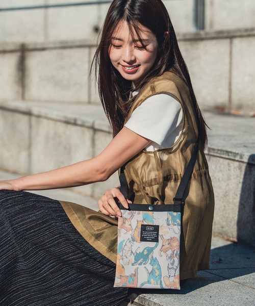 KiU（キウ）の「600D サコッシュ ミニ（ショルダーバッグ・レディース・ブラック/アニマル/ホワイト系その他/ブラック系その他/グレー系その他/その他10/ブラック系その他2/カラフル/ブルー系その他/ブラック系その他3/タイガーカモ/ブラック×カーキ/ブルー系その他2/ベージュ系その他/レオパード・FREE）」の16枚目の写真