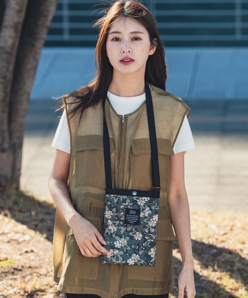 KiU（キウ）の「600D サコッシュ ミニ（ショルダーバッグ・レディース・ブラック/アニマル/ホワイト系その他/ブラック系その他/グレー系その他/その他10/ブラック系その他2/カラフル/ブルー系その他/ブラック系その他3/タイガーカモ/ブラック×カーキ/ブルー系その他2/ベージュ系その他/レオパード・FREE）」の17枚目の写真