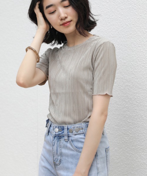 Bab(バブ)の「【WEB限定】セットアップ対応◎シャインプリーツ半袖トップス(シャツ/ブラウス・レディース・アイボリー/グレー系その他/ブラック・38)」の3枚目の写真