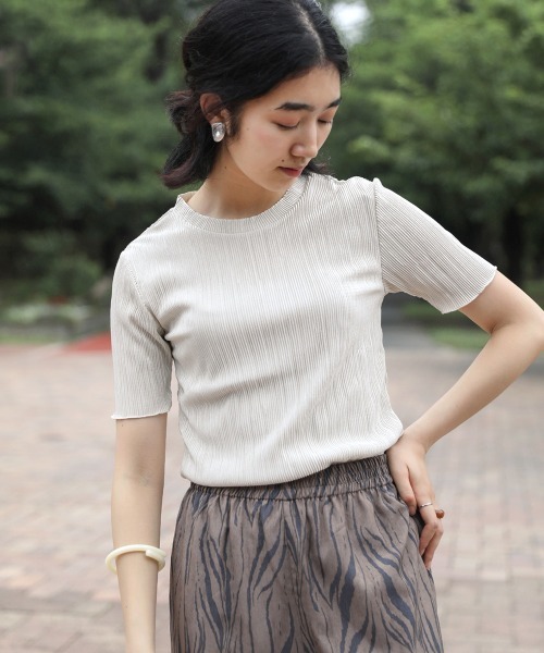 Bab(バブ)の「【WEB限定】セットアップ対応◎シャインプリーツ半袖トップス(シャツ/ブラウス・レディース・アイボリー/グレー系その他/ブラック・38)」の2枚目の写真
