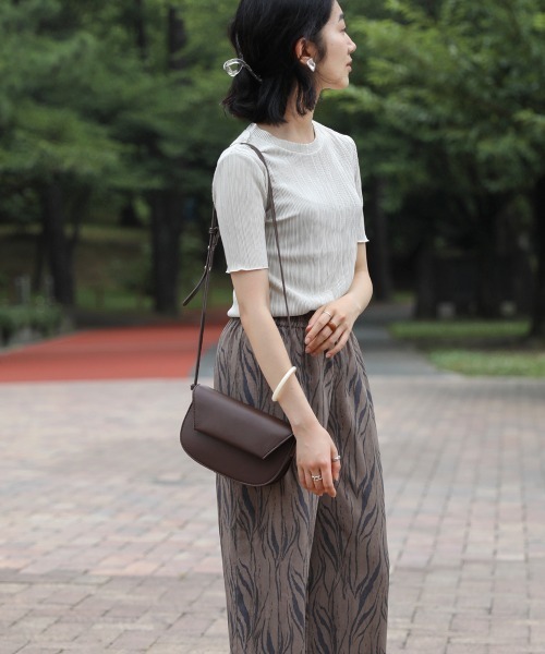 Bab(バブ)の「【WEB限定】セットアップ対応◎シャインプリーツ半袖トップス(シャツ/ブラウス・レディース・アイボリー/グレー系その他/ブラック・38)」の22枚目の写真