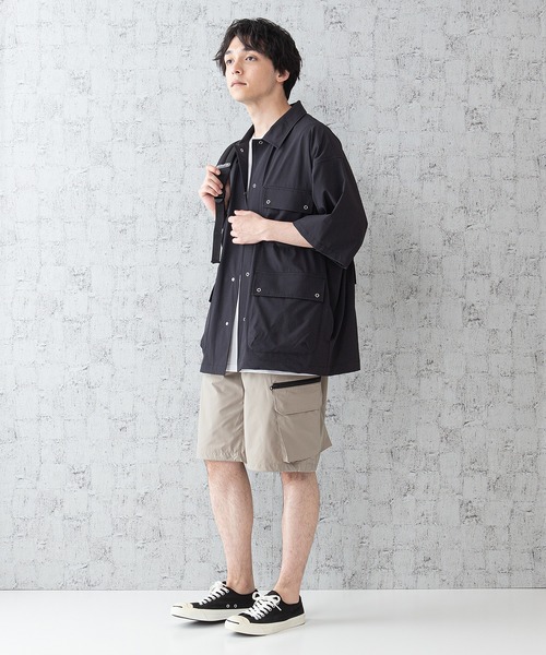 OUTDOOR PRODUCTS APPAREL(アウトドアプロダクツアパレル)の「「着るBAG」シリーズ 7ポケットシャツ リングドットボタン 撥水 ストレッチ 抗UV ビッグシルエット(シャツ/ブラウス・メンズ・ベージュ/ブラック・LARGE/MEDIUM/X-LARGE)」の4枚目の写真