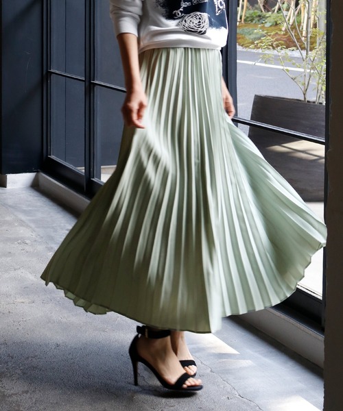サテンロング丈フレアプリーツスカート