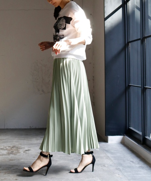 ELFRANK（エルフランク）の「サテンロング丈フレアプリーツスカート（スカート・レディース・オフホワイト/ピンク/ラベンダー/グリーン/ブルー/ブラック・FREE）」の7枚目の写真