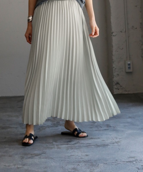 ELFRANK（エルフランク）の「サテンロング丈フレアプリーツスカート（スカート・レディース・オフホワイト/ピンク/ラベンダー/グリーン/ブルー/ブラック・FREE）」の14枚目の写真