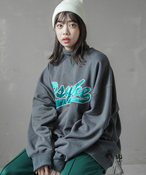 SPINNS（スピンズ）の「【ビッグシルエット】PSYCHEカレッジロゴスウェット（スウェット・メンズ・アッシュグレー/グリーン/スミクロ/ロイヤルブルー/イエロー/オレンジ/ダークグリーン・ONESIZE）」の2枚目の写真