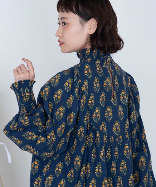 MERLOT（メルロー）の「フラワーシャーリングワンピース（ワンピース・レディース・ネイビー・FREE）」の6枚目の写真