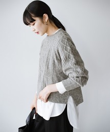 シャツやロンTとの重ね着もかわいい！ふんわり短め丈ケーブルニット