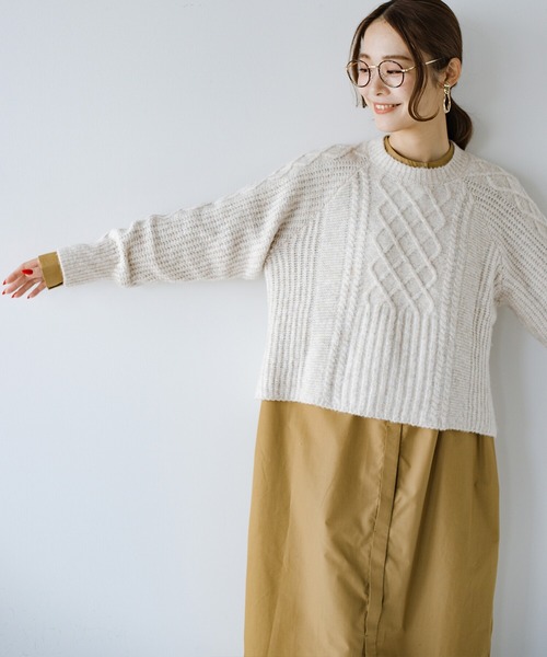 haco!（ハコ）の「シャツやロンTとの重ね着もかわいい！ふんわり短め丈ケーブルニット（ニット/セーター・レディース・杢グレー/ライトベージュ・LARGE/MEDIUM/X-LARGE/SMALL）」の4枚目の写真