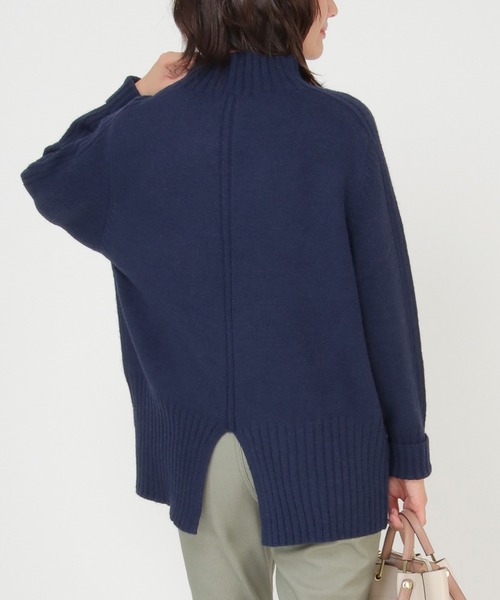 ikka（イッカ）の「ハイネックバックスリットプルオーバー（ニット/セーター・レディース・ネイビー/オフホワイト/レモンイエロー/ダークベージュ・M/L）」の3枚目の写真