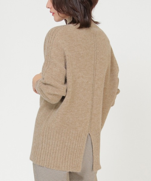 ikka（イッカ）の「ハイネックバックスリットプルオーバー（ニット/セーター・レディース・ネイビー/オフホワイト/レモンイエロー/ダークベージュ・M/L）」の2枚目の写真