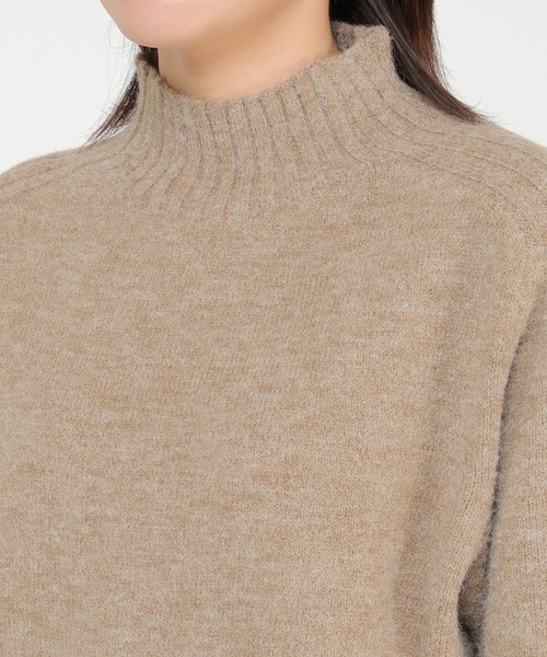 ikka（イッカ）の「ハイネックバックスリットプルオーバー（ニット/セーター・レディース・ネイビー/オフホワイト/レモンイエロー/ダークベージュ・M/L）」の6枚目の写真