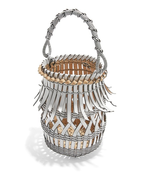 LOEWE（ロエベ）の「フリンジ バケットバッグ (カーフ)（かごバッグ・レディース・ホワイト・ONE SIZE）」の2枚目の写真