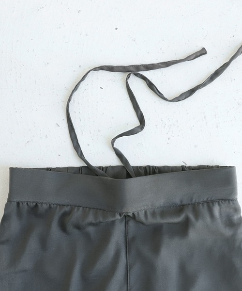 antiqua(アンティカ)の「美脚見せ叶う♪リブ付きサテン生地パンツ(その他パンツ・レディース・ブラック/グレー/カーキ・M/L)」の7枚目の写真