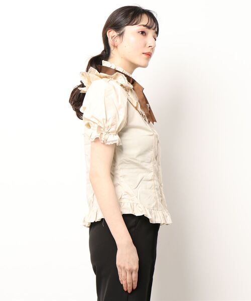 BODYLINE（ボディライン）の「ダブルフリルカラー×リボンがキュートなフリルブラウス 半袖（シャツ/ブラウス・レディース・ブラック/ベージュ/ブラウン/オフホワイト・M/L/S/2L）」の8枚目の写真